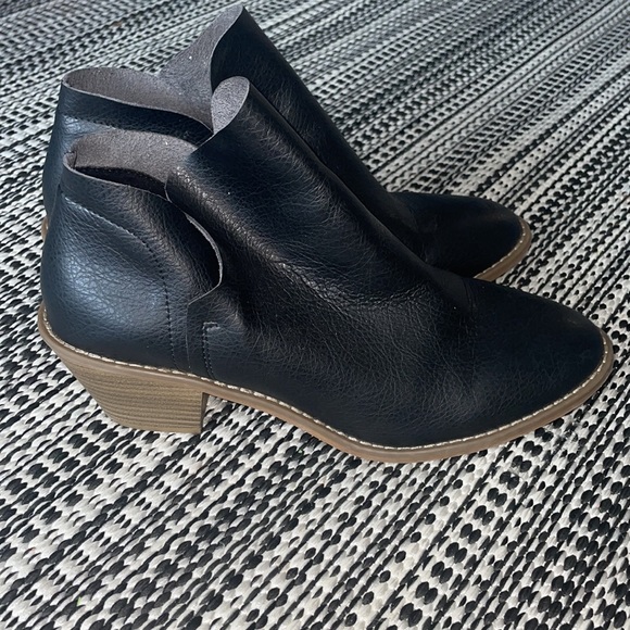 Universal Threads ankle bootie - Picture 3 of 5